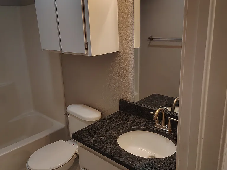 Park Plaza Apartments — Photo 6