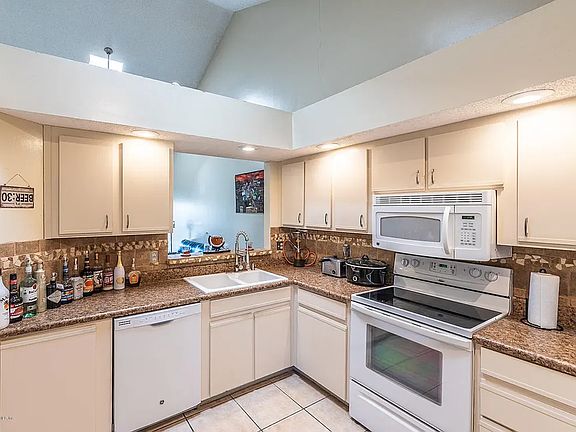 4th image of 8013 Marseilles Dr