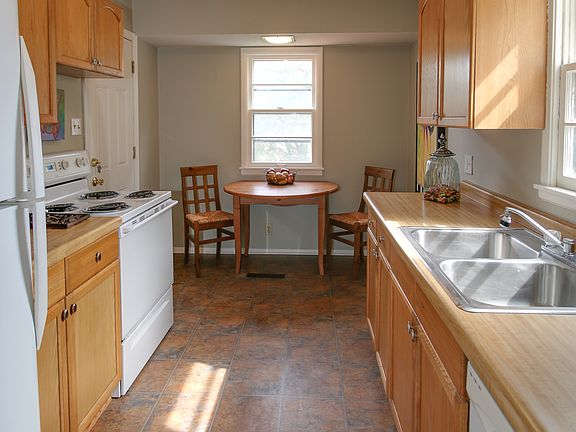 EAT-IN KITCHEN WITH LOTS OF 