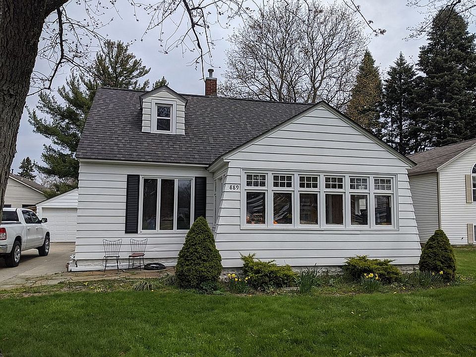 1st image of 889 E 8th St