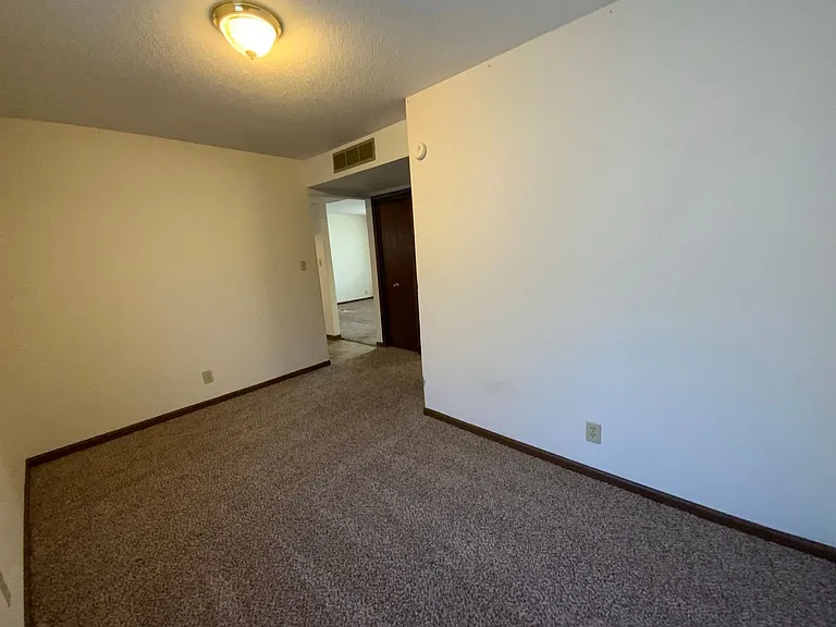 560 N East Park Ln — Photo 44