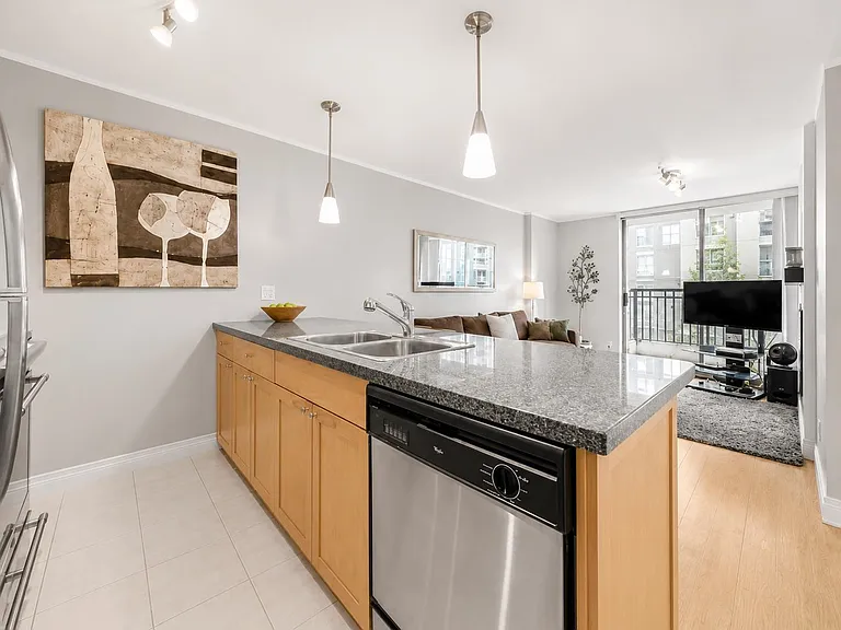 989 Richards St #605 — Photo 7