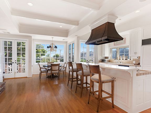 4th image of 301 Poinsettia Ave
