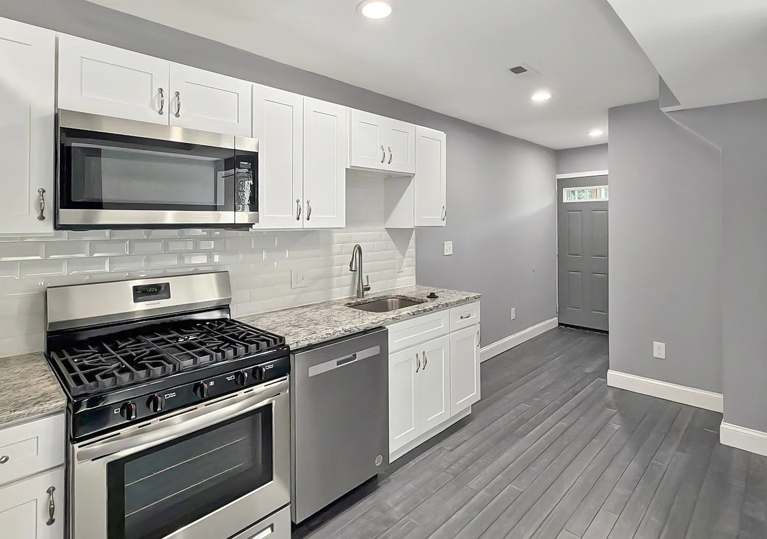 Stunning 4BR, 3.5BA Renovation with Finished Basement & Private Yard — Photo 3