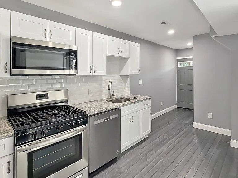 2428 Brentwood Ave — Photo 3