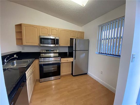 4th image of 9960 Nob Hill Ct #9960