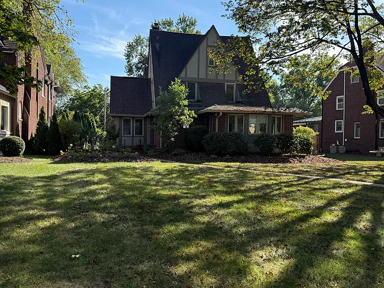 2629 E Broad St — Photo 1