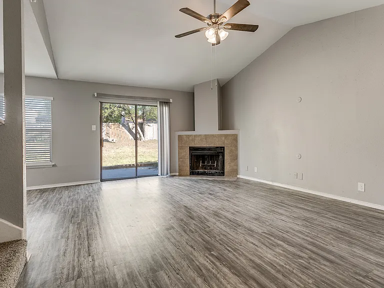 4031 Sunrise Bluff Dr — Photo 3