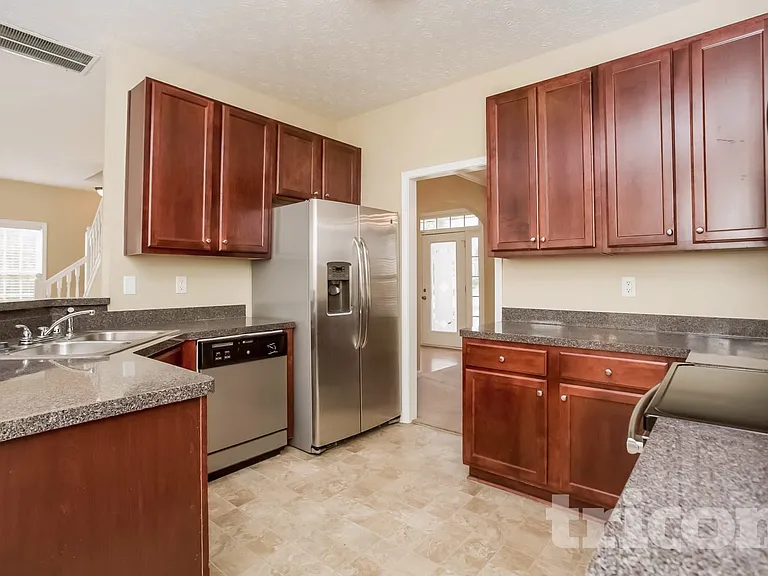 585 Chastleton Dr — Photo 5