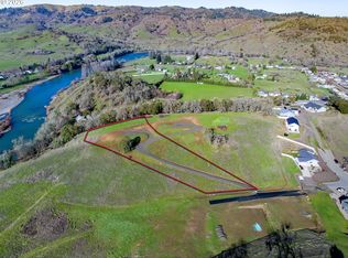 2 Palmdale Ave, Roseburg, OR 97471