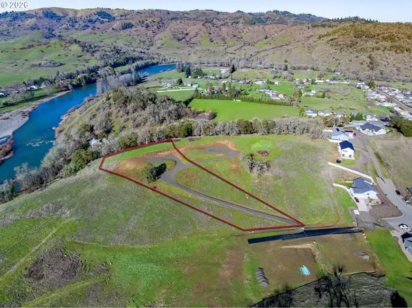 2 Palmdale Ave, Roseburg, OR 97471