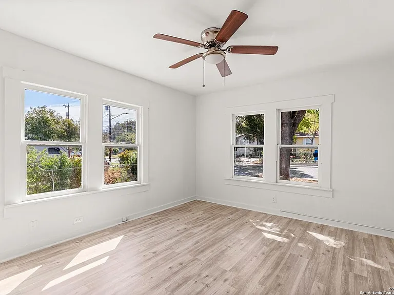 2031 Lamar St — Photo 11