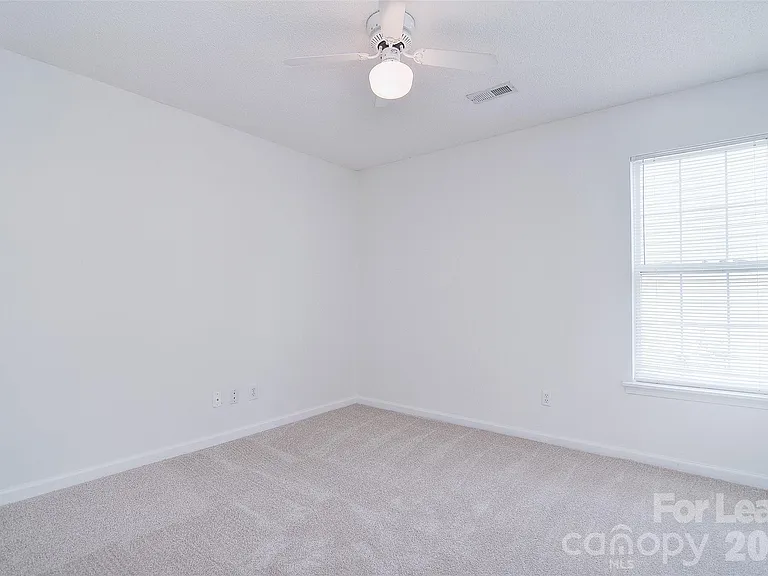 550 Carlisle Dr — Photo 10