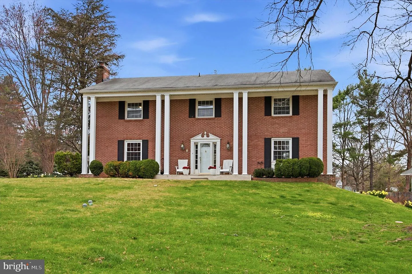560 Watford Ln photo 1