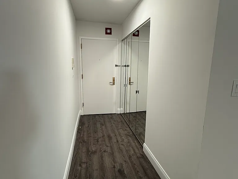 Excelsior II Apartments — Photo 22