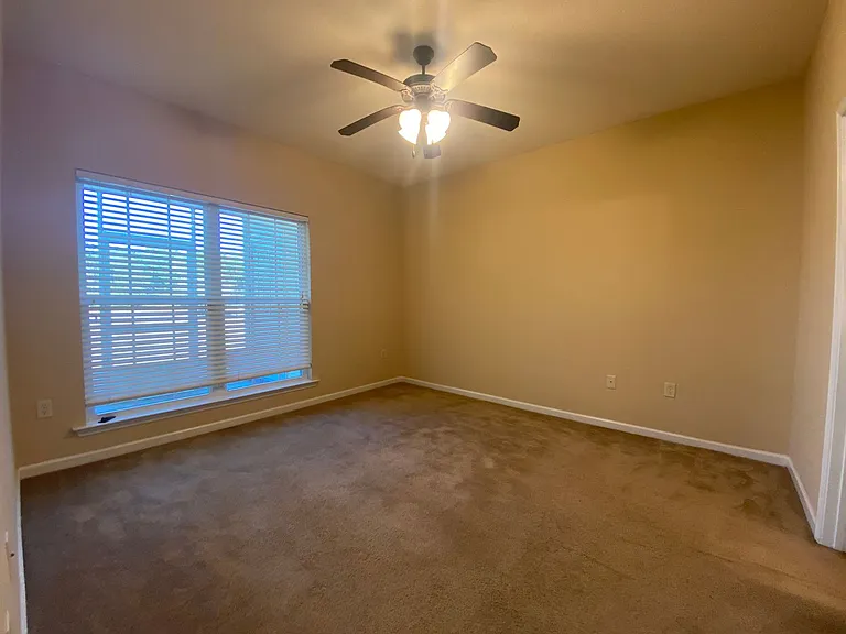 401 Barry McCaffrey L1 Maybank Vlg — Photo 11