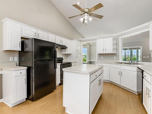 5th image of 40 Louella Dr