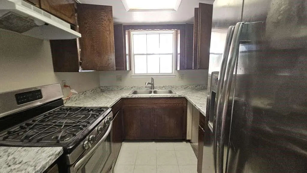 3 bed, 1.5 bath, 1008 sqft, $1,850 — Photo 2