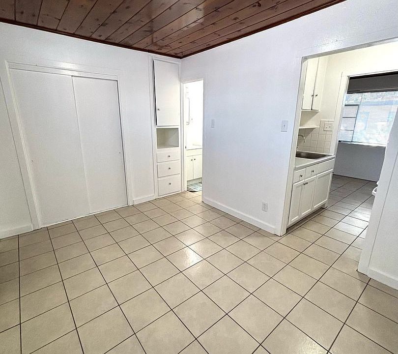 1st image of 1024 Alvarado Dr SE #10