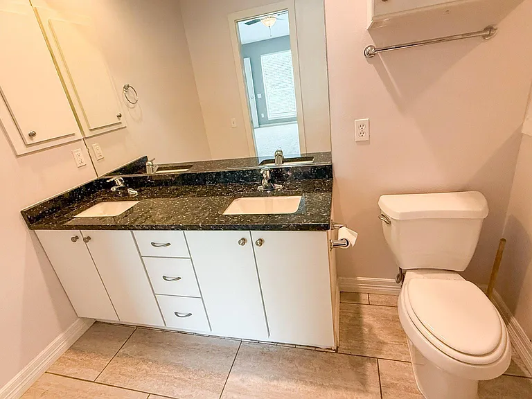 2605 Calumet St #16 — Photo 4