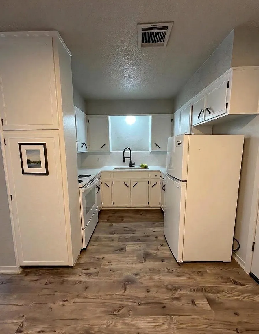 2 bed, 1.0 bath, $700 — Photo 3