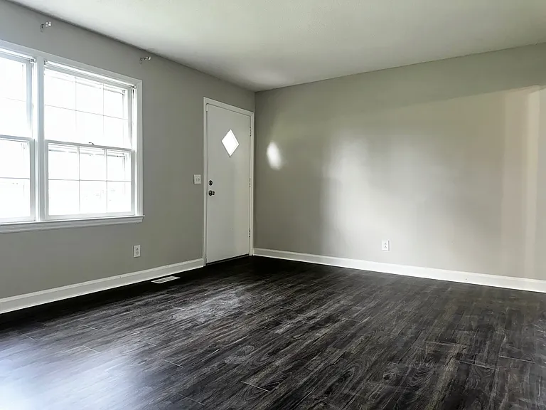 2300 E Hewitt St — Photo 3