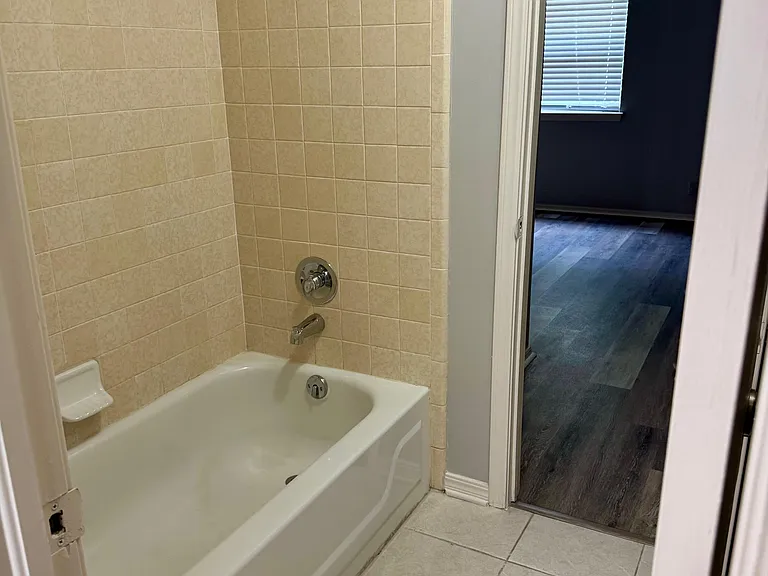 Pullman bath between main and second bedrooms