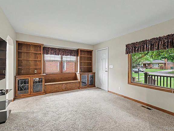 4th image of 4437 Merrick St