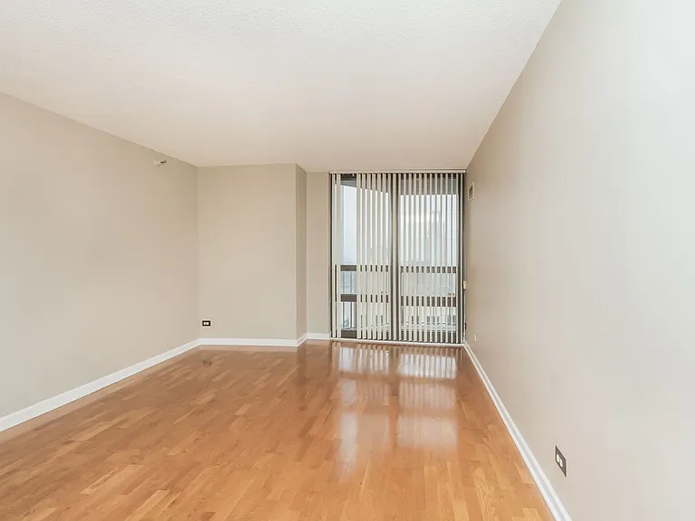 10 E Ontario Condos — Photo 8