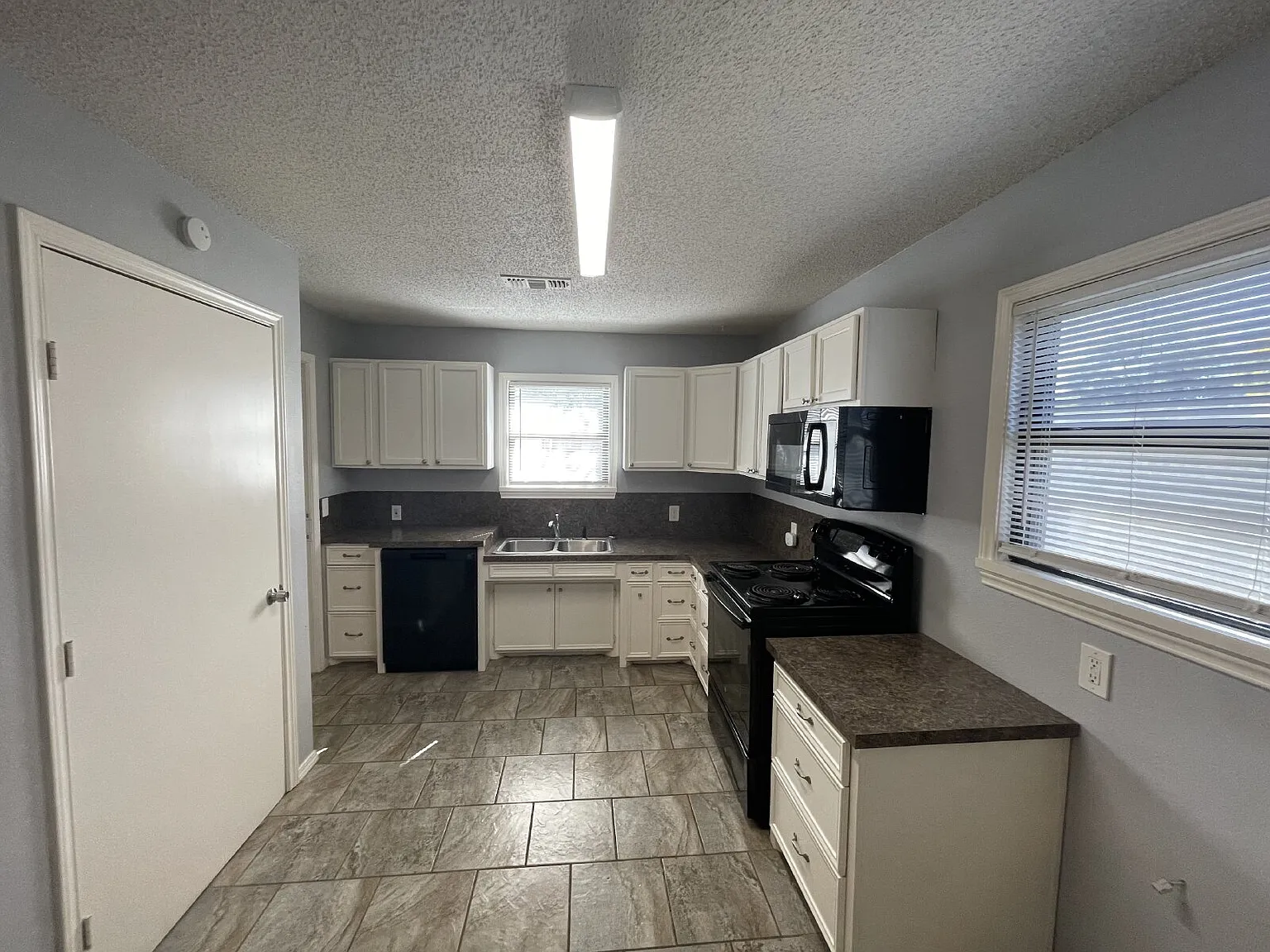3 bed, 2.0 bath, 1713 sqft, $1,300 — Photo 3