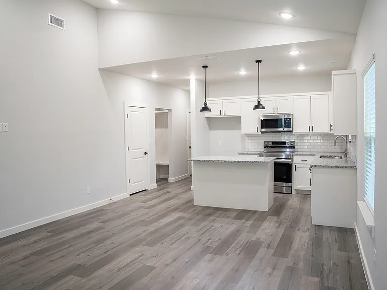 716 E Chestnut St — Photo 3