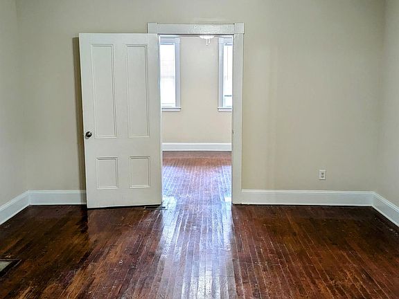 4th image of 1302 W Clay St