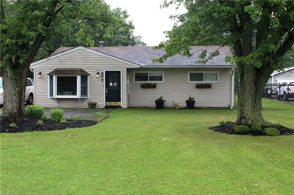 577 East Dr photo 1