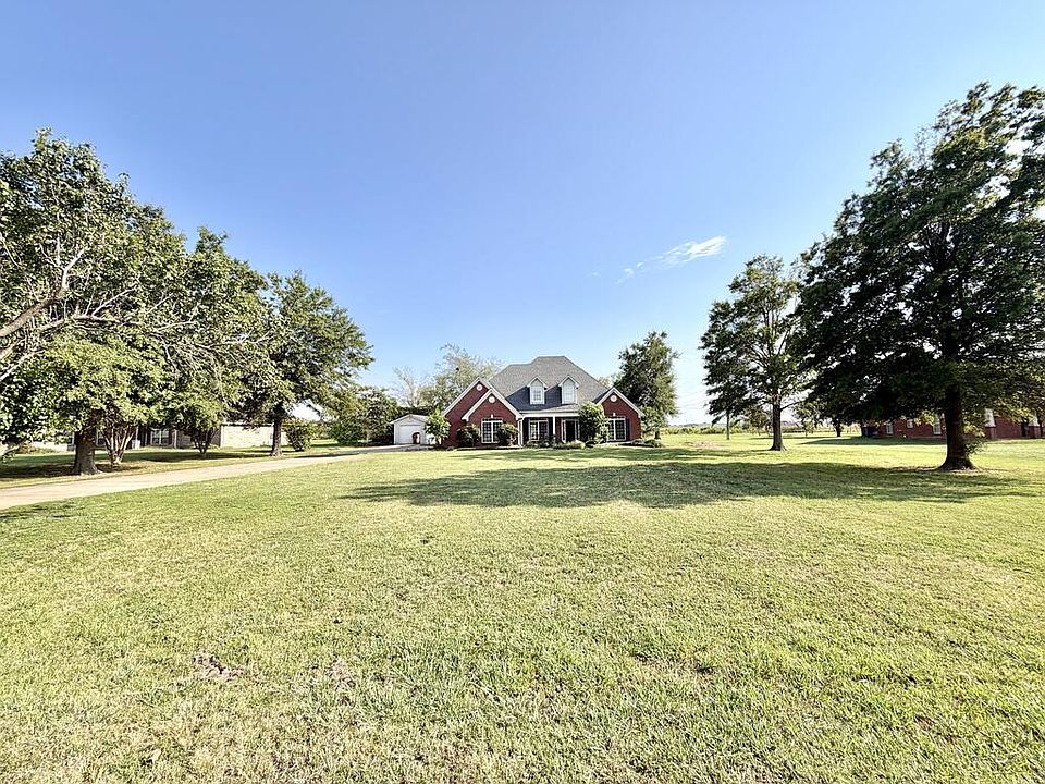 1st image of 15 Lauren Ln