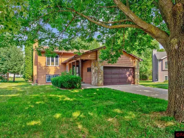 1667 Valley View Dr, North Mankato, MN 56003