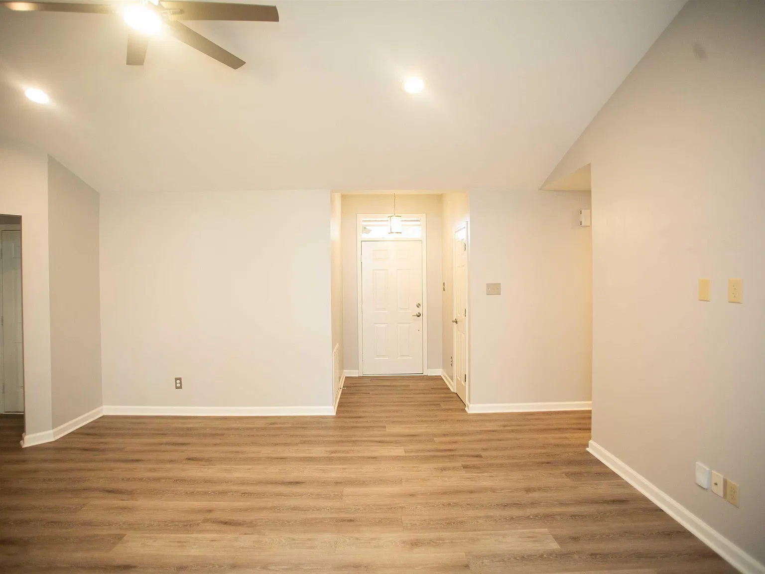 3 bed, 2.0 bath, 1330 sqft, $1,995 — Photo 3