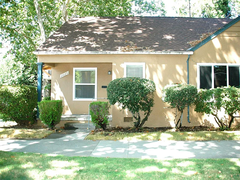 2029 10th St — Photo 1
