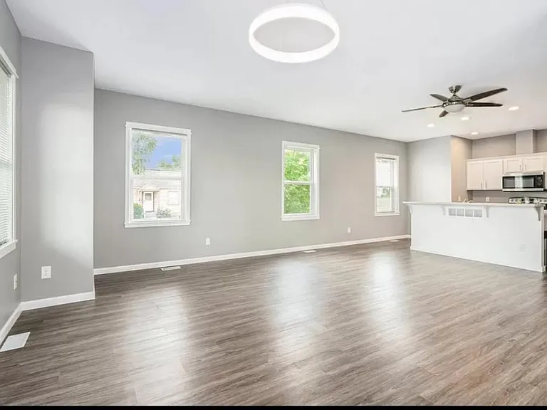 1127 Race St NE — Photo 3
