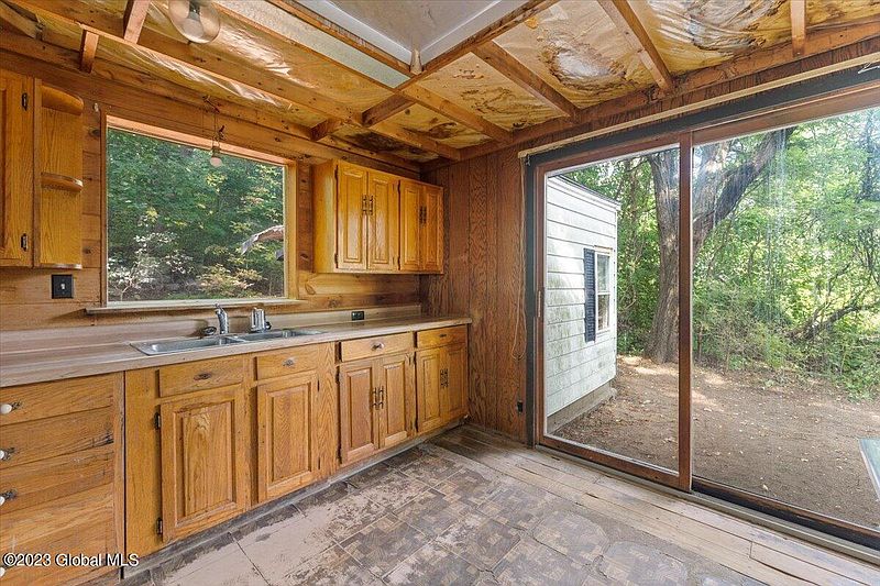 4th image of 575 Moon Hill Road