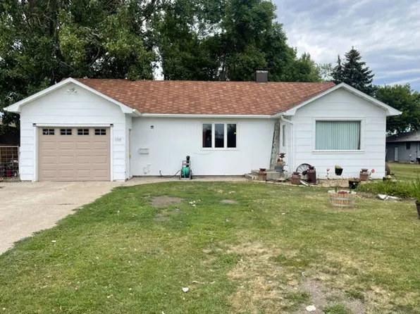 1319 3rd St NE, Devils Lake, ND 58301