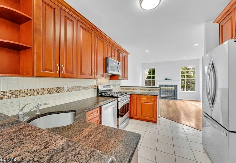 63 Albert Ct — Photo 8