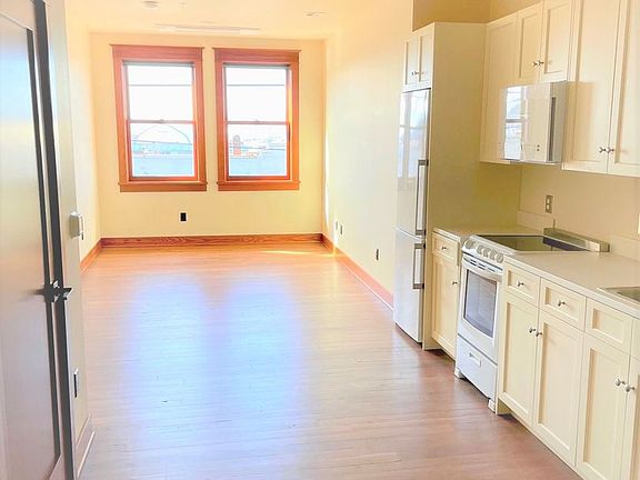 4th image of 704 W Holly St #202