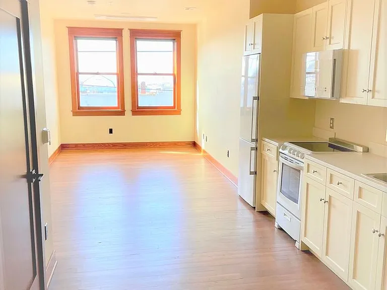 704 W Holly St — Photo 4