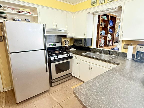 3rd image of 1208 Medallion Dr