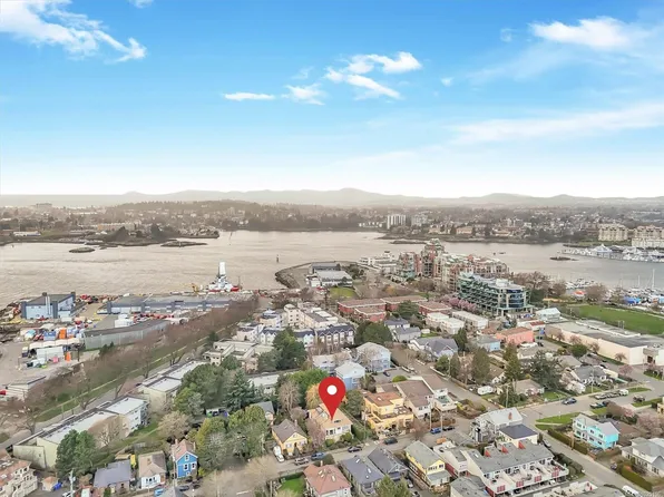 142 Saint Lawrence St #A, Victoria, BC V8V 1X8