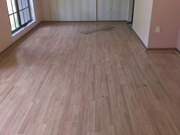 2nd image of 2316 Roslyn Ln