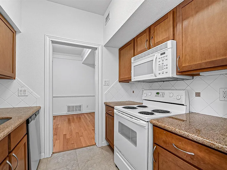 2700 Revere St #112 — Photo 23