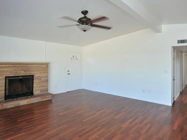 5842 E 4th St — Photo 32