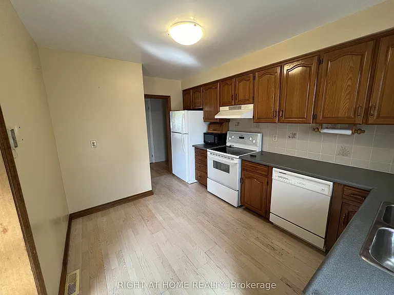9 Dewlane Dr #MAIN FLOOR — Photo 7