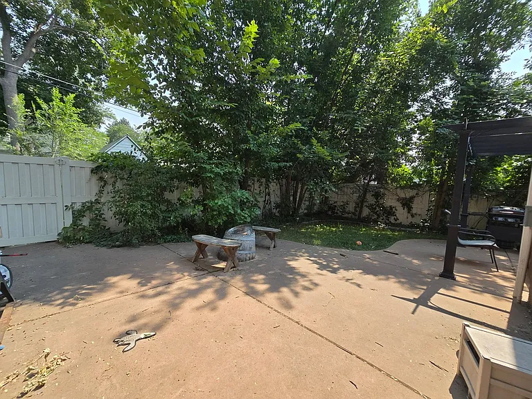 2419 Ash St — Photo 3
